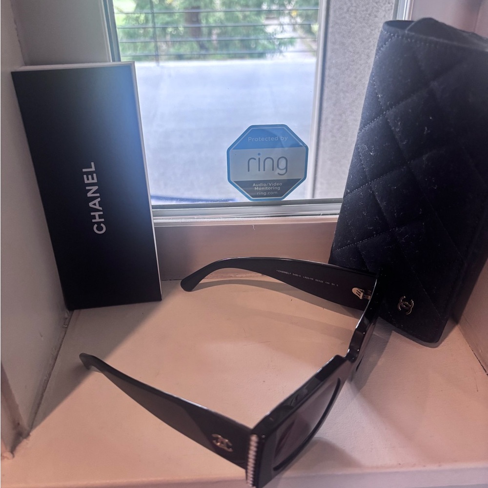 CHANEL Elegant Black Sunglasses - Picture 2 of 4